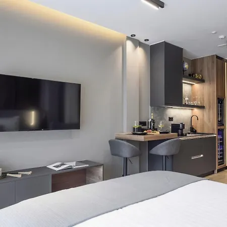 Aristotelian Virtues - Agapi Appartement *